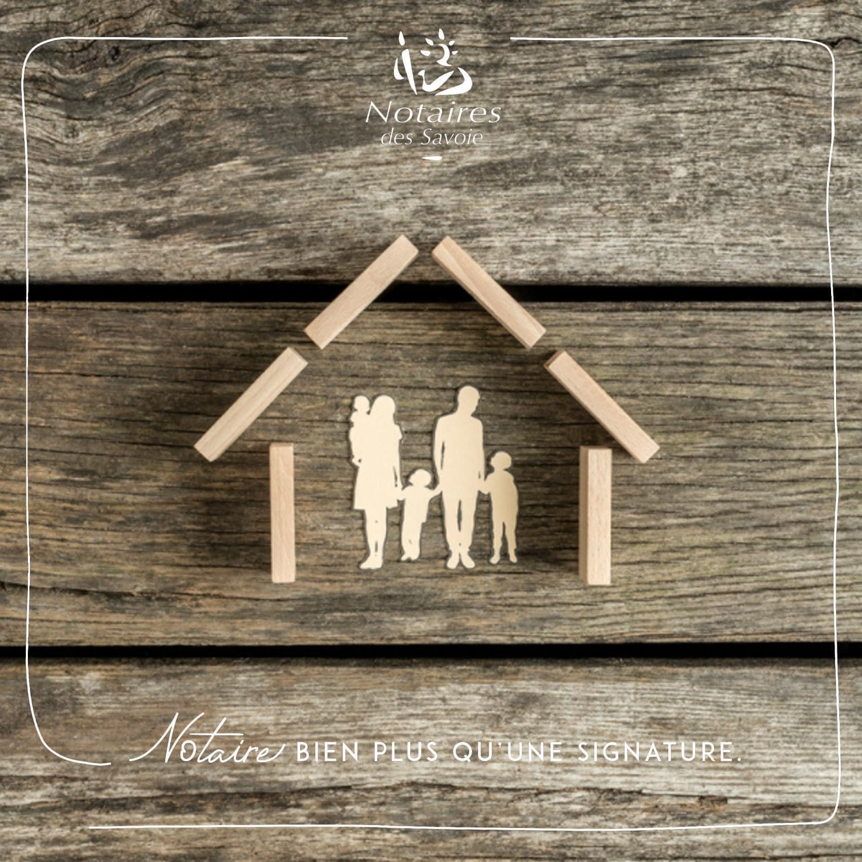 Forme de maison avec une famille à l'intérieur en bois