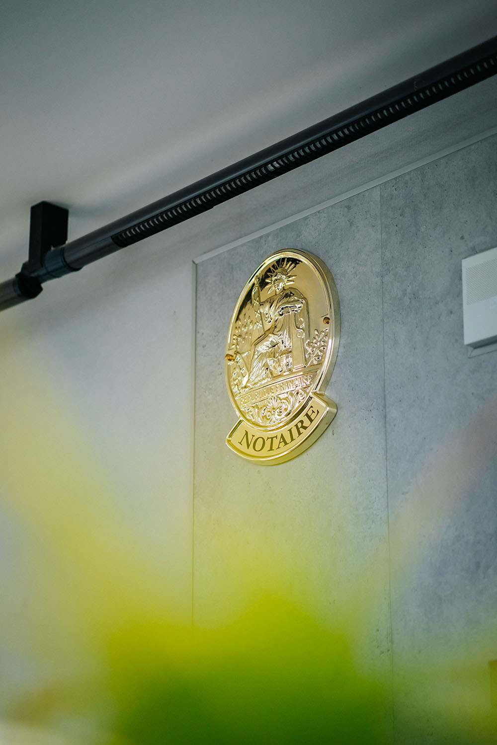 PHOTO DE L'ANSEIGNE DE L'OFFICE NOTARIAL DE LUDOVIC VULLIERMET À AIX-LES-BAINS