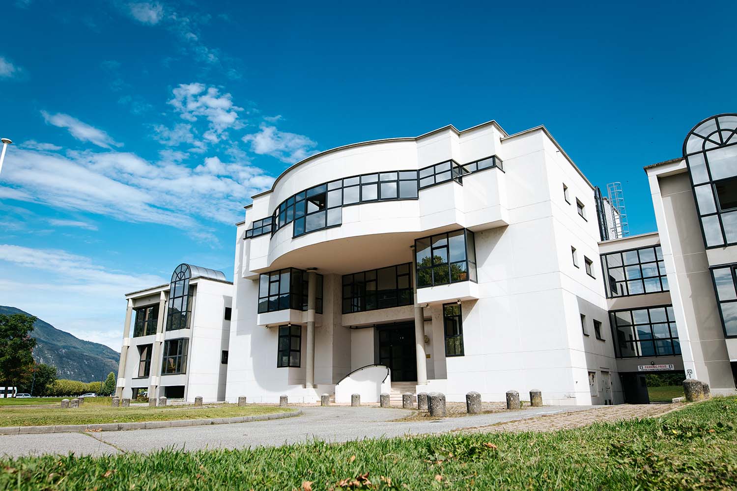 PHOTO DE L'OFFICE NOTARIAL AU BORD DU LAC D'AIX-LES-BAINS