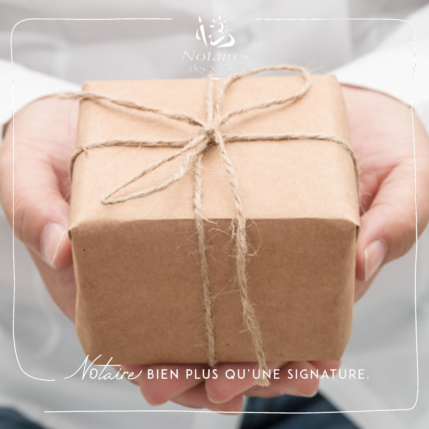 PHOTO D'UNE PERSONNE AVEC UN CADEAUX DANS SES MAINS